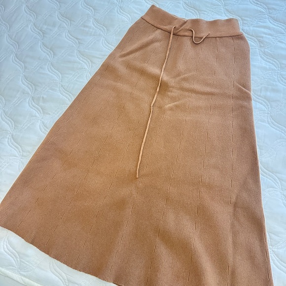 Elegant Tan Knit Skirt(wool) - Picture 1 of 3